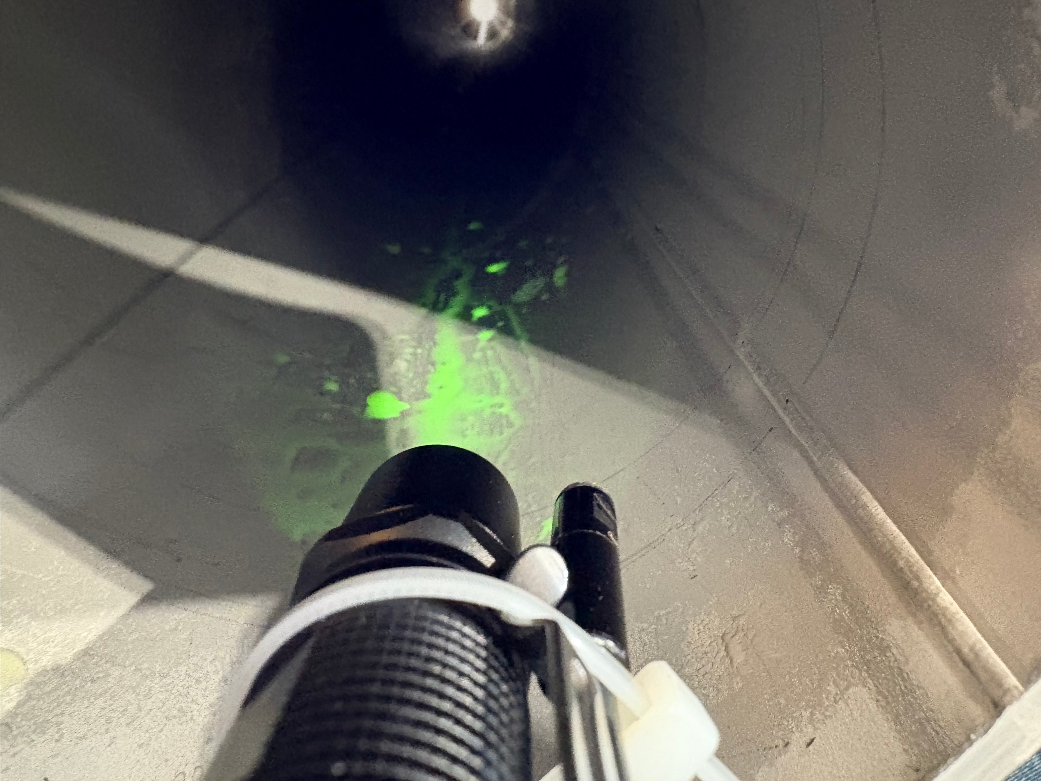Under UV light, the Riboflavin Coverage Test reveals grease residues and organic contamination remaining on stainless steel surfaces after cleaning. The fluorescent riboflavin solution highlights areas with insufficient CIP spray coverage or incomplete cleaning, helping validate surface cleanliness and cleaning effectiveness in pharmaceutical, sanitary, food-grade, and high-purity stainless steel systems. Ideal for GMP cleaning validation and CIP spray coverage verification.